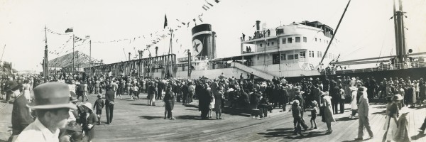 The Sydney Star arrives in the harbour for the opening ceremony, 26 August 1939. NQBP Collection.